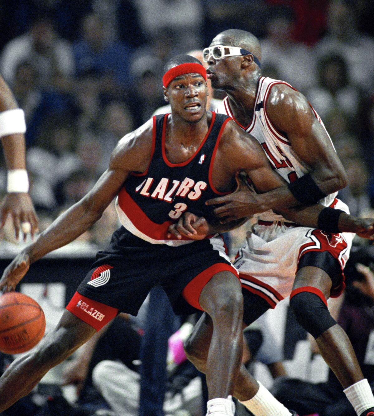 Portland Trail Blazers' Cliff Robinson drives on Chicago Bulls' Horace Grant.