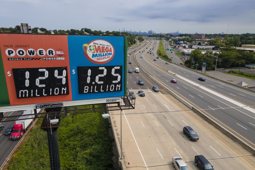 Un cartel en la Interestatal 80 muestra la cuantía del bote de la lotería Mega Millions, el 3 de agosto de 2023, en Lodi, Nueva Jersey. (AP Foto/Ted Shaffrey)