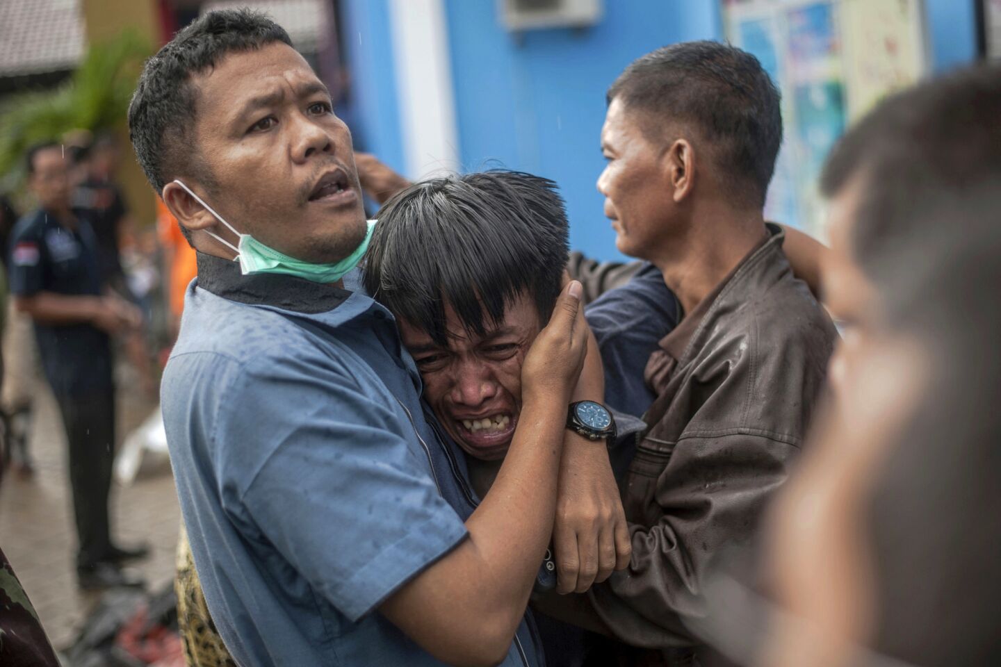 Death toll continues to rise following tsunami in Indonesia