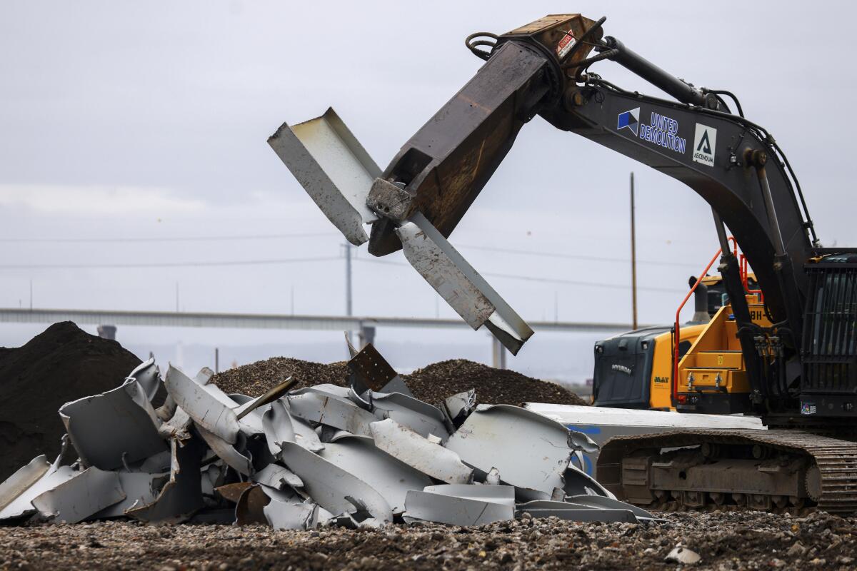 Una máquina parte una pieza recuperada del derrumbado puente Francis Scott Key 