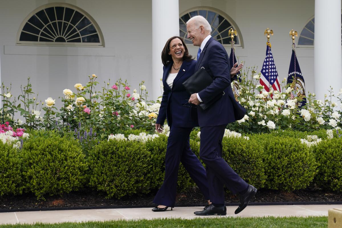 El presidente Joe Biden con la vicepresidenta kamala Harris, en la Casa Blanca.