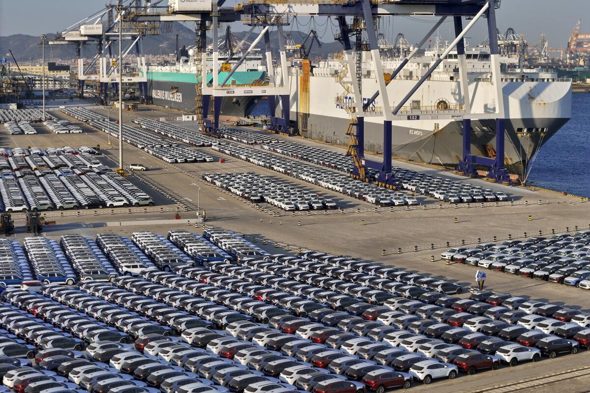 Autos para exportar aguardan transporte en una nave en el puerto de Yantai, China oriental,