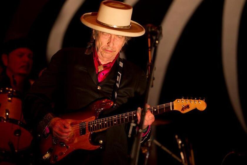 Fotografía facilitada del músico estadounidense Bob Dylan durante un concierto. EFE/SOLO USO EDITORIAL