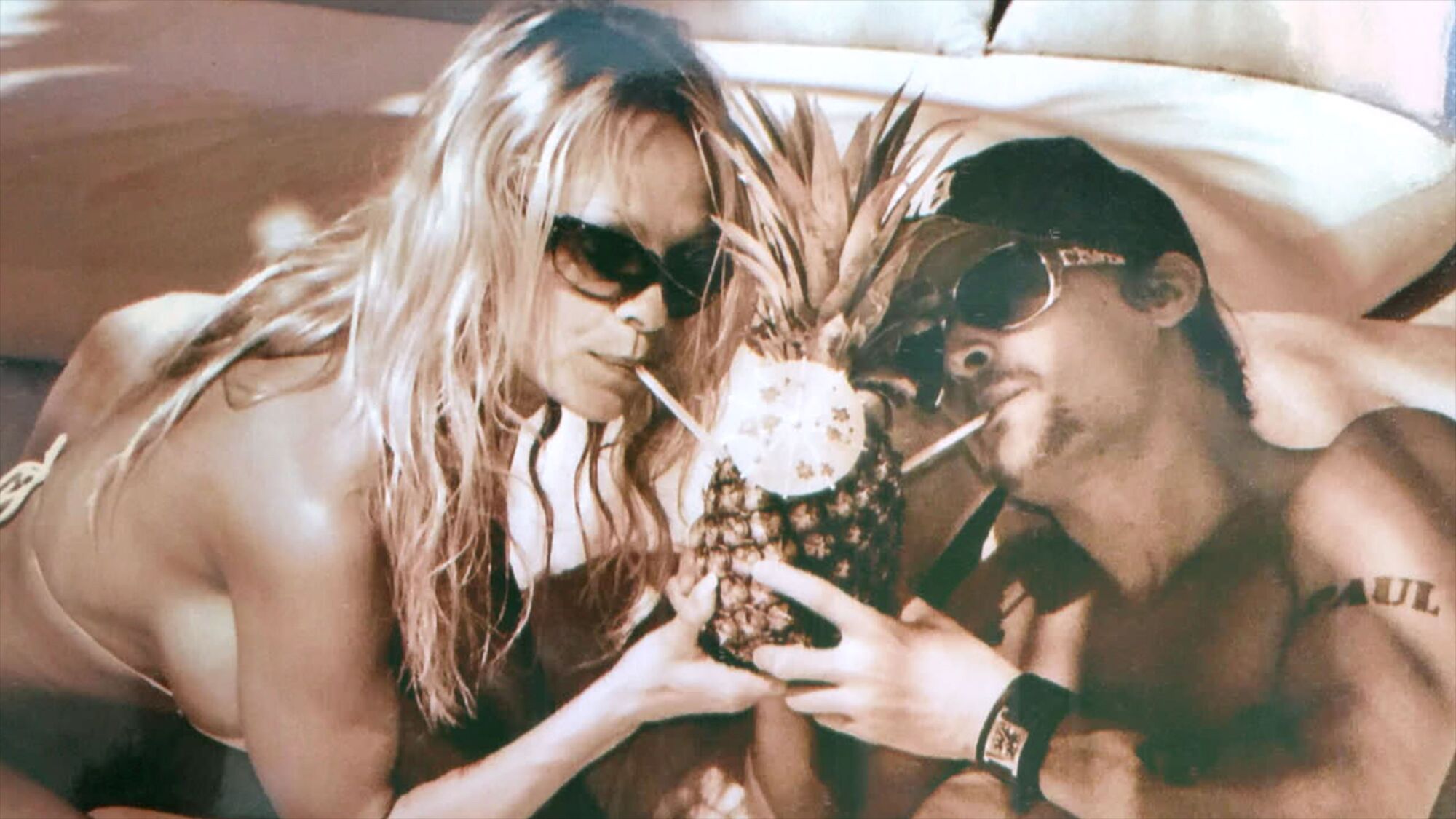 Pamela Anderson (solda) ve Kid Rock kısa bir süre evli kaldılar. İtibaren "Pamela, Bir Aşk Hikayesi."