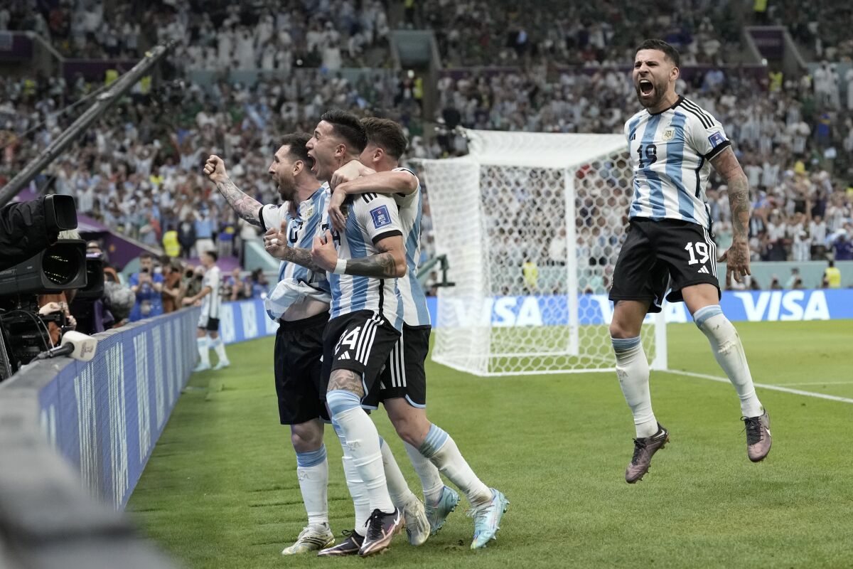 El argentino Enzo Fernández (2do de izquierda a derecha) festeja tras anotar el segundo gol 