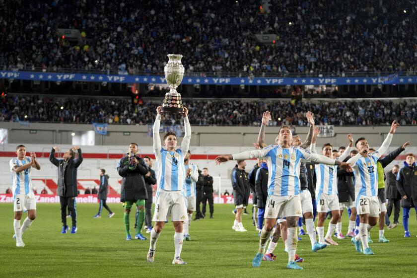 El delantero argentino Julián Álvarez alza el trofeo de la Copa América 2024 tras la victoria 3-0 ante Chile en las eliminatorias del Mundial, el jueves 5 de septiembre de 2024, en Buenos Aires. (AP Foto/Natacha Pisarenko)