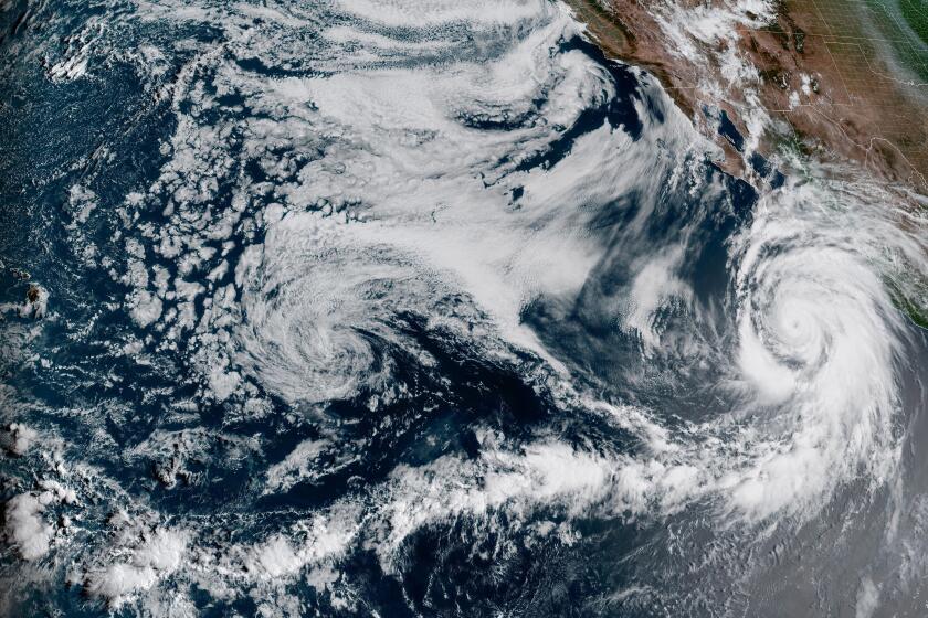 Esta fotografía satelital del viernes 18 de agosto de 2023, proporcionada por la Oficina Nacional de Administración Oceánica y Atmosférica (NOAA, por sus siglas en inglés) y captada a la 1:10 de la tarde tiempo del este de Estados Unidos, muestra al huracán Hilary, derecha, frente a las costas de México en el Pacífico. (NOAA vía AP)