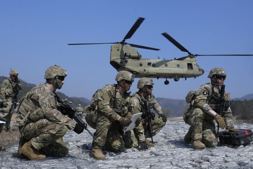 ARCHIVO - Soldados del ejército estadounidense aguardan para abordar un helicóptero CH-47 Chinook durante un ejercicio militar conjunto entre Corea del Sur y Estados Unidos, el domingo 19 de marzo de 2023, en Pocheon, Corea del Sur. (AP Foto/Ahn Young-joon, archivo)