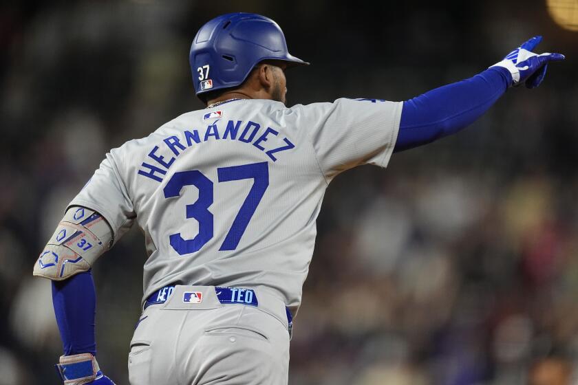 El dominicano de los Dodgers de Los ?ngeles, Teoscar Hernández hace un gesto luego de conectar un cuadrangular de tres carreras ante el relevista de los Rockies de Colorado, Victor Vodnik durante el noveno episodio del juego de béisbol, el martes 18 de junio de 2024, en Denver. (AP Foto/David Zalubowski)