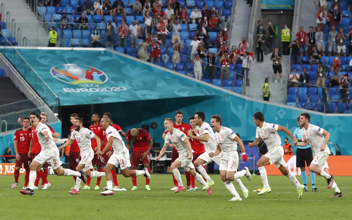 Los jugadores de España celebran tras vencer a Suiza 