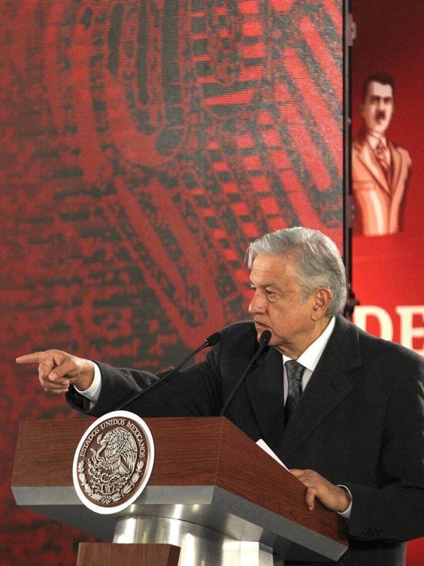 El presidente de México, Andrés Manuel López Obrador, habla en la rueda de prensa matutina, este miércoles en Palacio Nacional en Ciudad de México (México). EFE