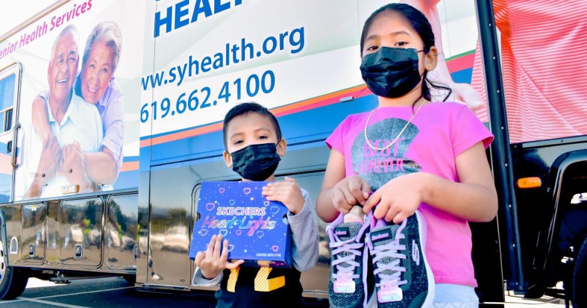 Freiwillige sammeln mehr als 1.000 Bücher, um sie an Kinder vor Ort zu verteilen Freiwillige sammeln mehr als 1.000 Bücher, um sie an Kinder vor Ort zu verteilen