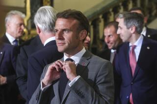 El presidente francés Emmanuel Macron previo a una fotografía grupal durante la recepción en el Palacio Real de la cumbre de la UE, en Bruselas, el miércoles 17 de abril de 2024. (Olivier Hoslet, Pool Photo vía AP)
