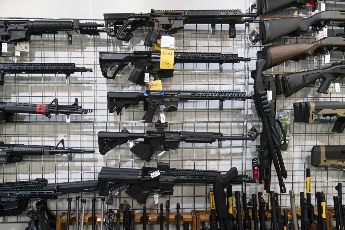 Fusiles AR-15 son vistos en la armería Burbank Ammo & Guns en Burbank, California