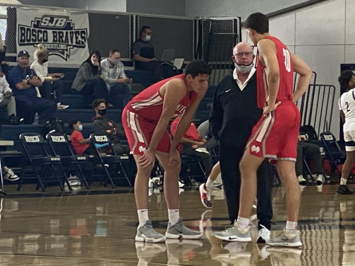 Mater Dei basketball coach Gary McKnight talks with Nick Davidson and Harrison Hornery.