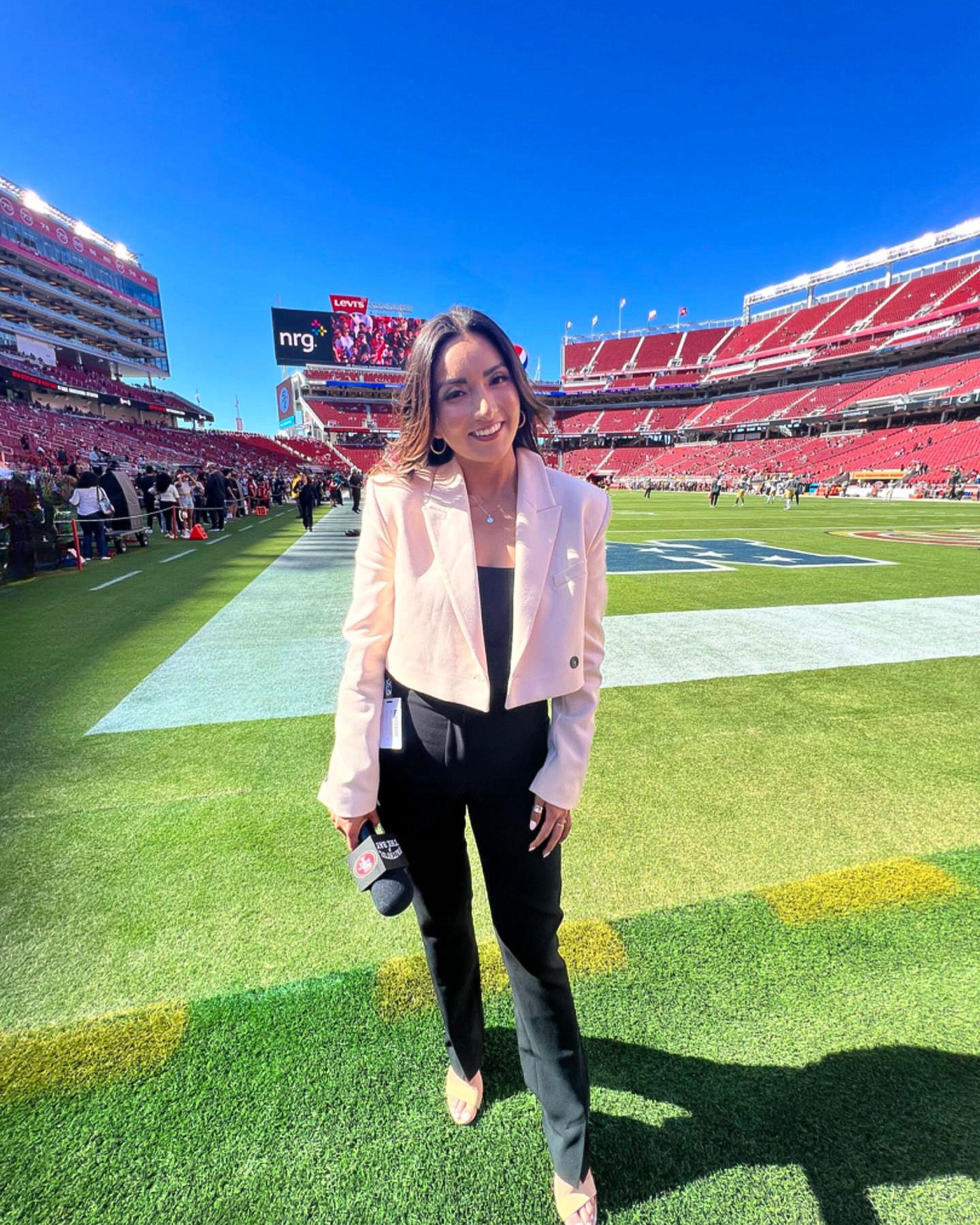 Lindsey Pallares es la reportera del equipo de los 49ers de San Francisco.