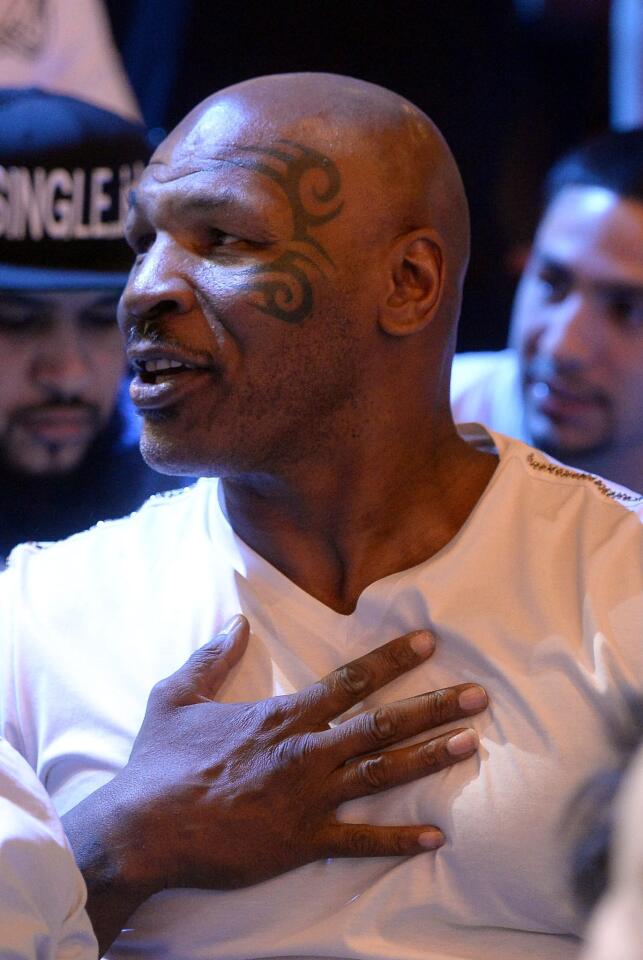 Mike Tyson se deja ver en la arena del MGM en la pelea de Mayweather vs Pacquiao