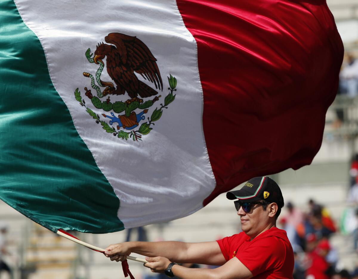 Escuela entrega diploma a joven amonestado por lucir bandera de México