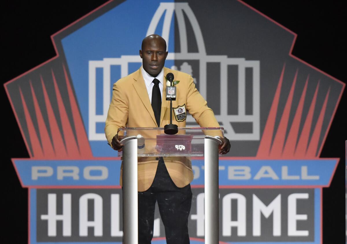 ARCHIVO - Terrell Davis, exjugador de la NFL, da su discurso durante la ceremonia 