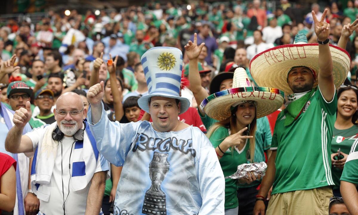 Aficionados de México y Uruguay alientan a sus selecciones antes del juego de la Copa América entre ambas escuadras, en el Estadio de la Universidad de Phoenix, el domingo 5 de junio de 2016, en Glendale, Arizona. (AP Foto/Ross D. Franklin)