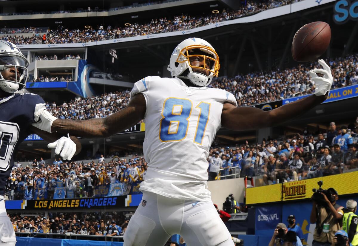 Chargers wide receiver Mike Williams (81) reaches for a pass