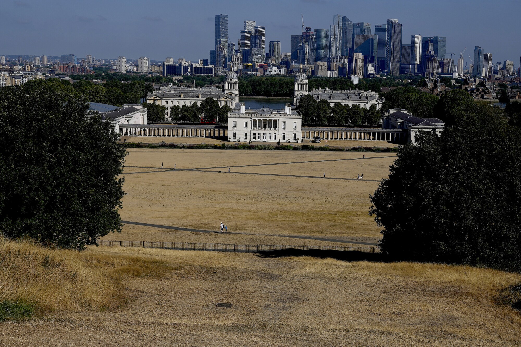 Londra'daki Greenwich Park'ta kuru ve güneşte yanmış çimenler yayılıyor