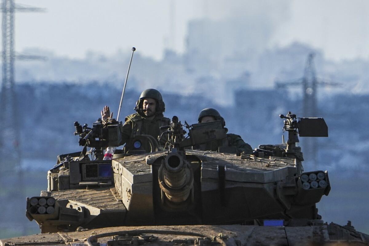 Soldados israelíes recorren en un tanque de guerra