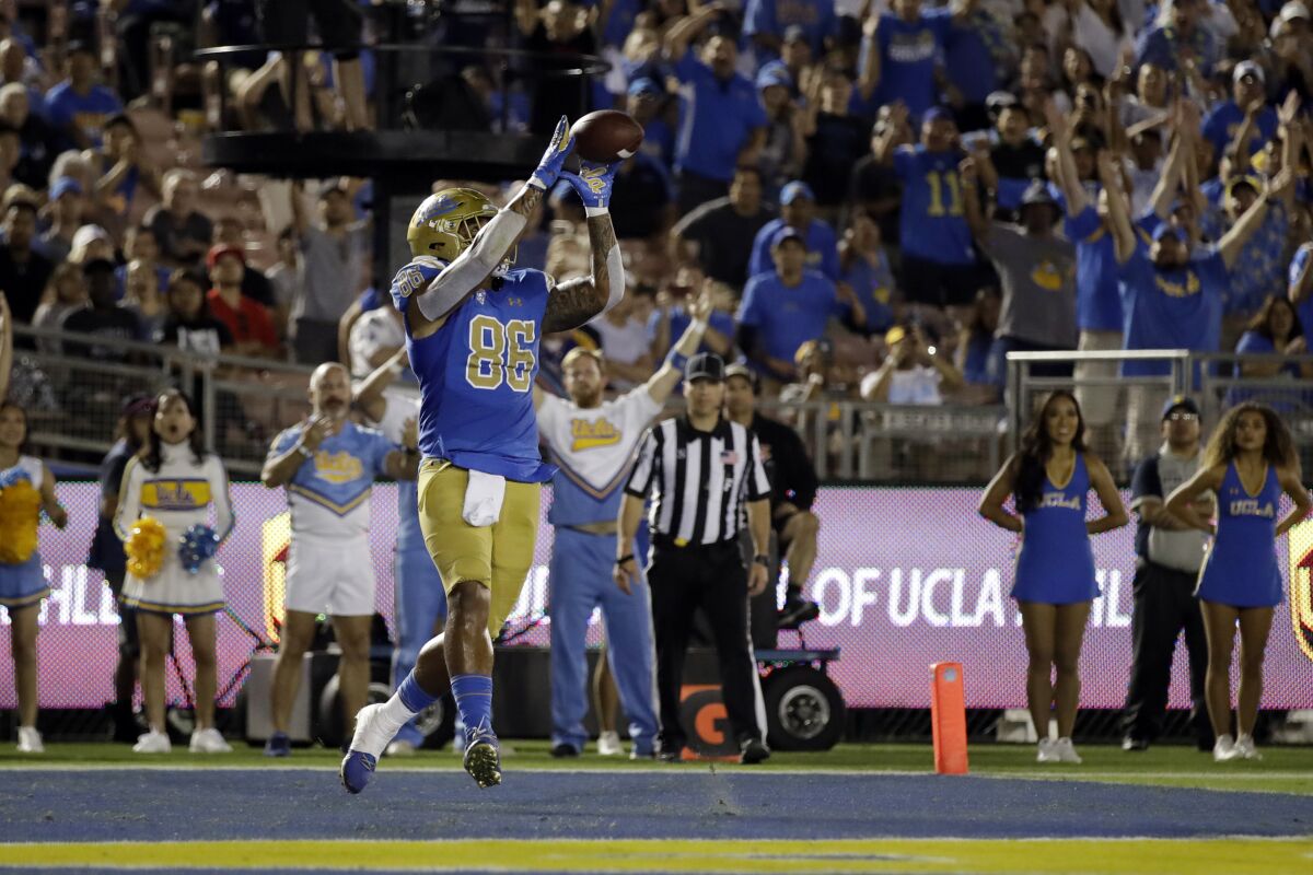 UCLA tight end Devin Asiasi (86) catches a touchdown pass 