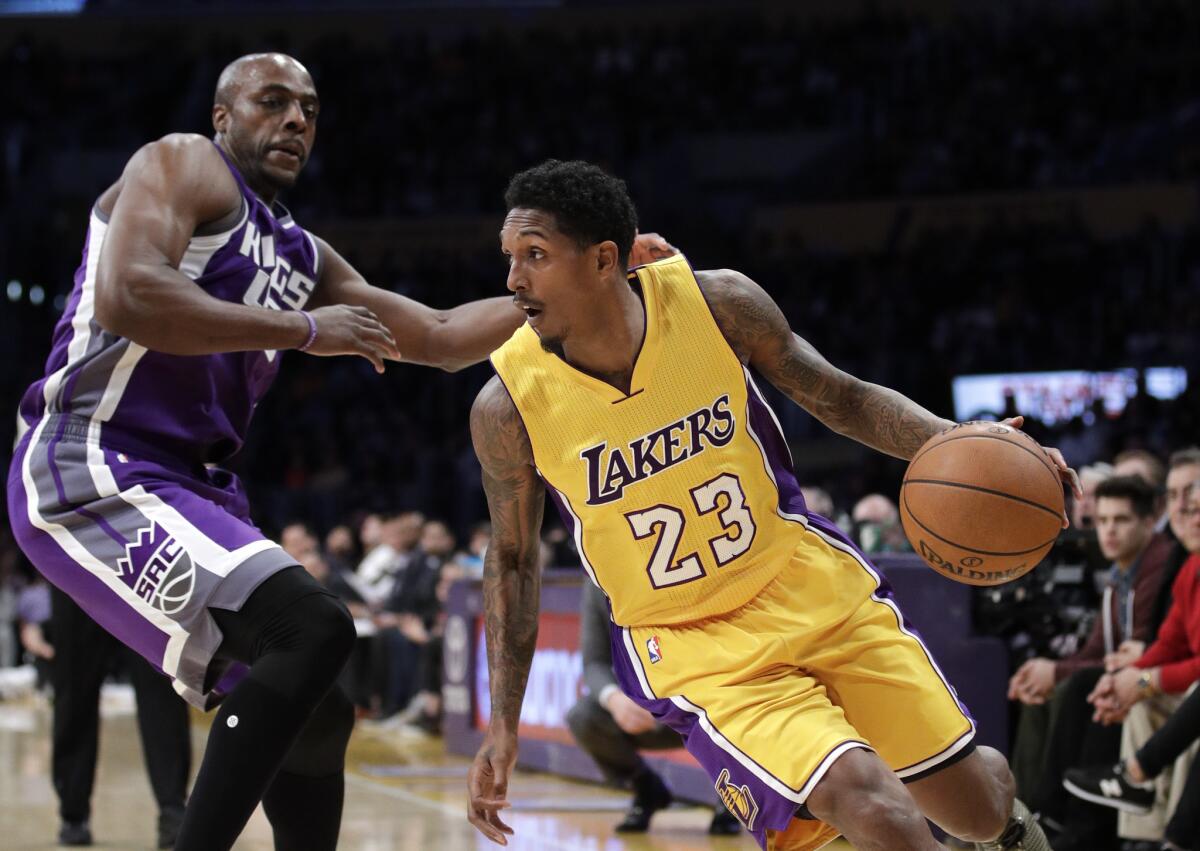 Los Lakers de Los Ángeles canjean al guardia Lou Williams.