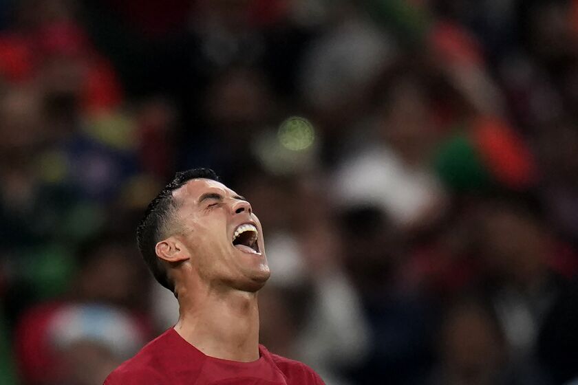 Cristiano Ronaldo celebra el primer gol de Portugal en la victoria 2-0 ante Uruguay en el partido por el Grupo H del Mundial, el lunes 28 de noviembre de 2022, en Lusail, Qatar. (AP Foto/Aijaz Rahi)