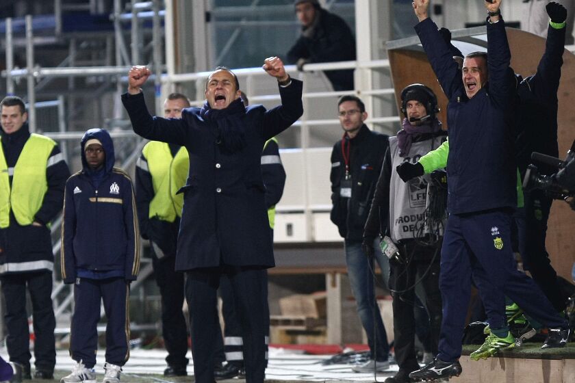 ARCHIVO - En foto del 6 de diciembre del 2013, el técnico del Nantes Michel Der Zakarian tras superar al Marsella en el encuentro de la liga. (AP Foto/Claude Paris, Archivo)