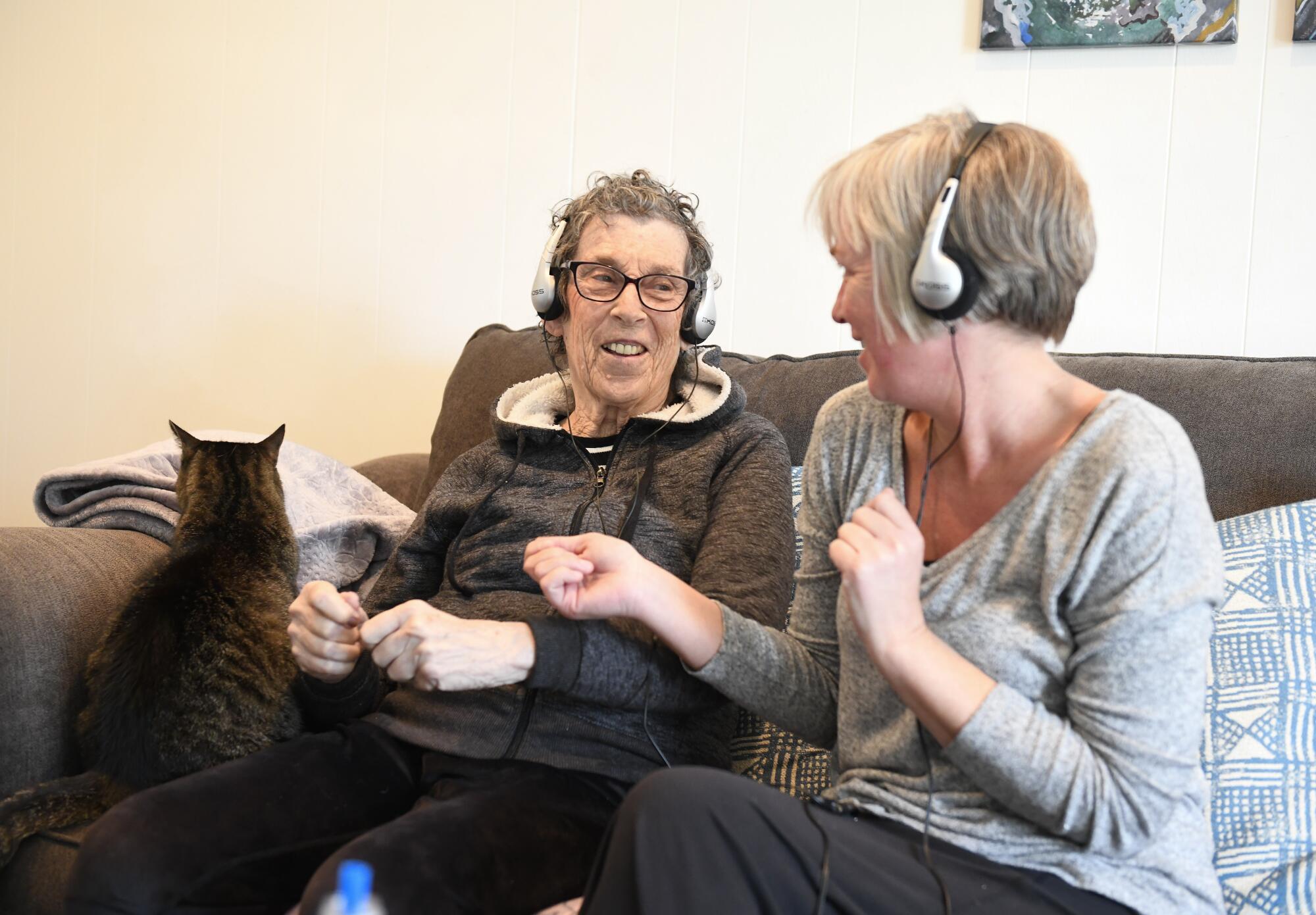 Stacey Skrocki, voluntaria del Servicio Familiar Judío, derecha, y Gloria Wasserman se mueven al ritmo de la música como lo hacen en casa y la terapia de memoria el lunes 9 de diciembre de 2019 en San Diego, California.