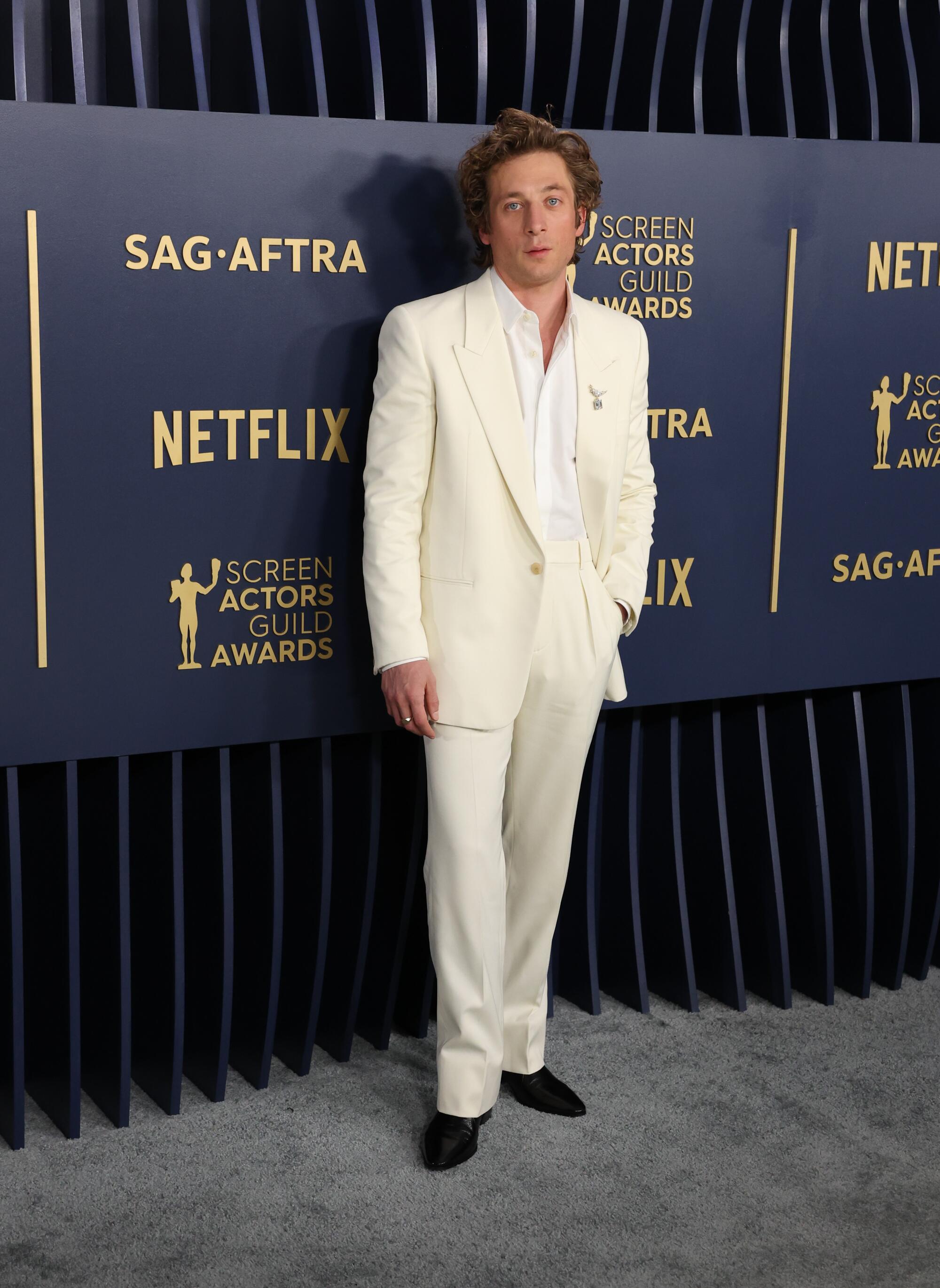 Jeremy Allen White wears a white suit at the SAG Awards. 