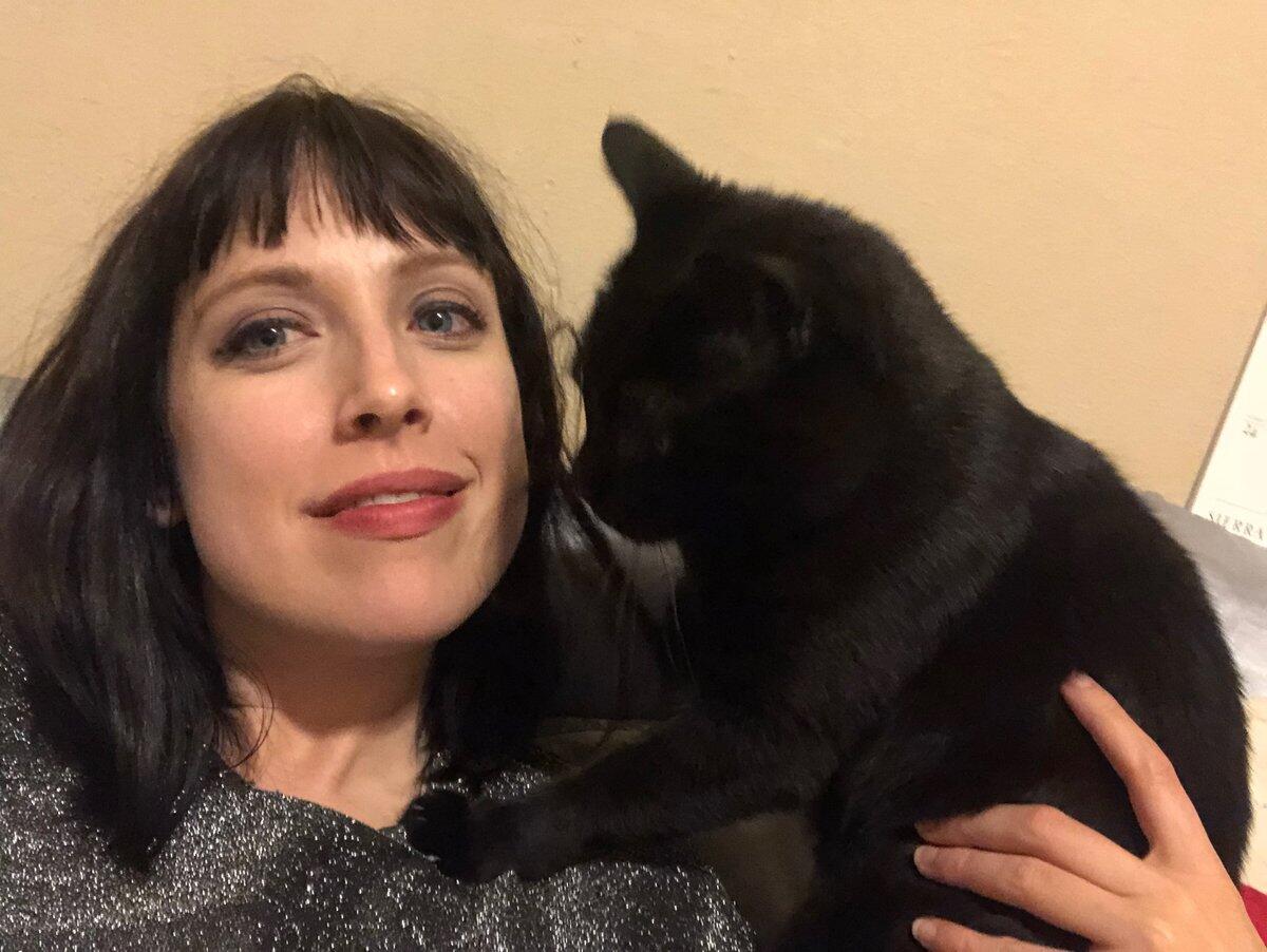 Alison Stolpa with her cat Blixa.