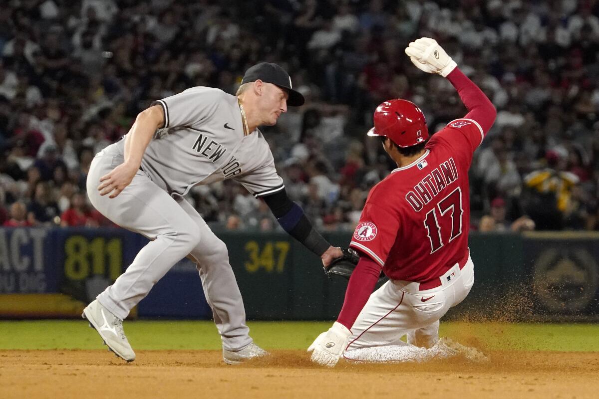 Photo: Angels' Mike Trout and Yankees' Aaron Judge walk to