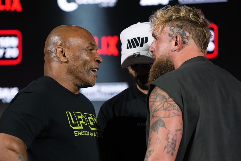 ARCHIVO - Mike Tyson (izquierda) y Jake Paul (derecha) cara a cara durante una conferencia de prensa promocionando su próximo combate de boxeo, el 16 de mayo de 2024, en Arlington, Texas. (AP Foto/Sam Hodde, Archivo)