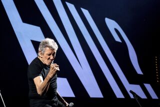 Roger Waters durante una presentación en la Barclays Arena, el domingo 7 de mayo de 2023, en Hamburgo, Alemania. (Daniel Bockwoldt/dpa via AP)