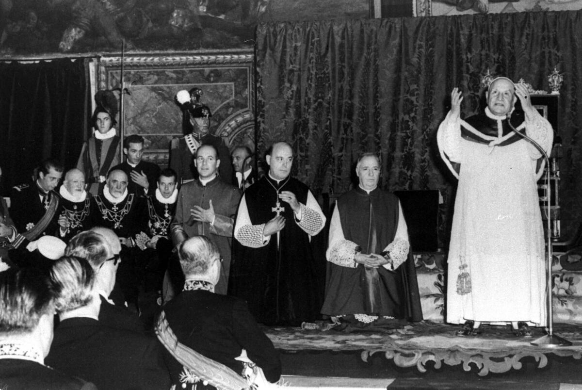 Archivo - El Papa Juan XXIII reza el 12 de octubre de 1962