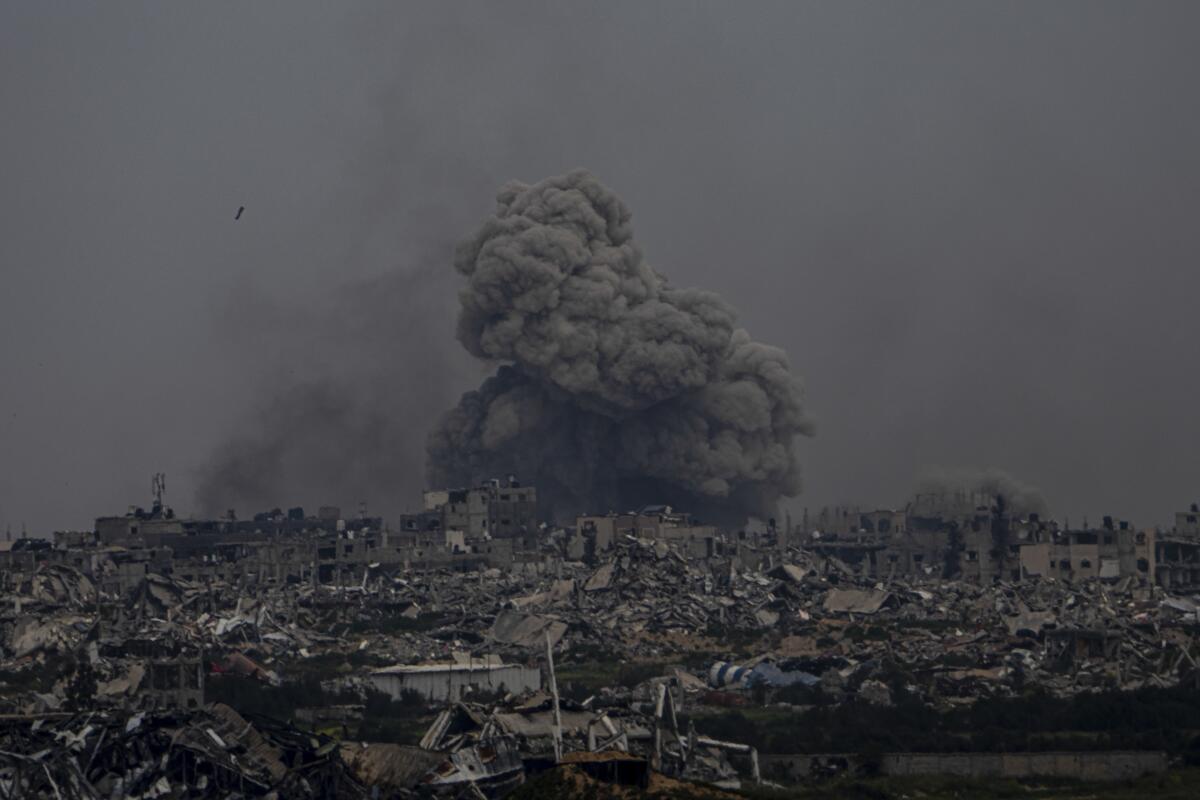 Humo y explosiones se alzan desde la Franja de Gaza vista desde el sur de israel