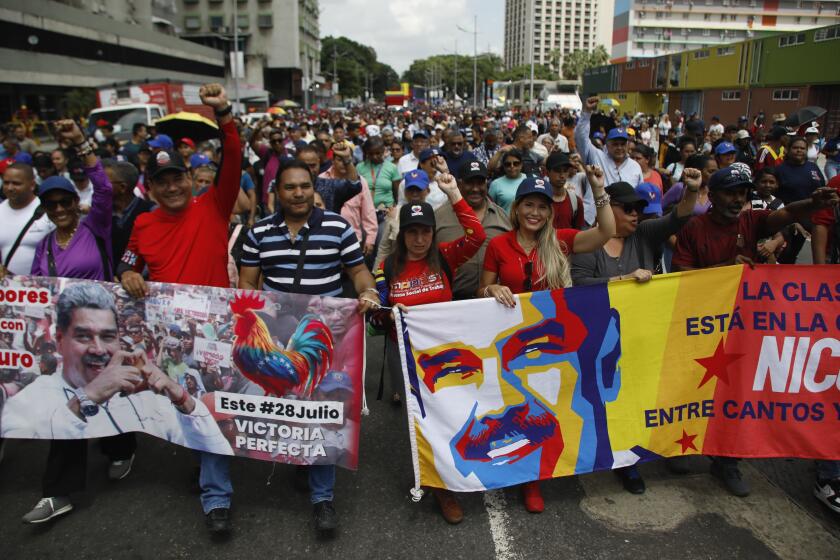 Varias personas marchan durante una protesta a favor del gobierno en Caracas, Venezuela, el jueves 22 de agosto de 2024. (AP Foto/Cristian Hernández)