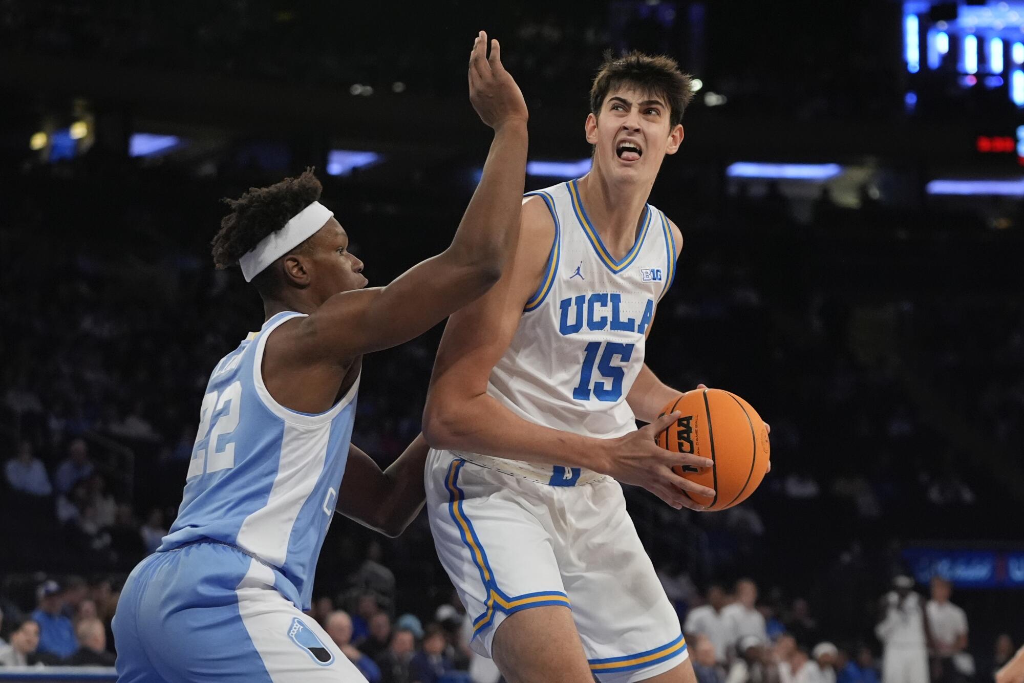 UCLA'dan Aday Mara, sağda, Kuzey Carolina'daki Ven-Allen Lubin'i geçmeye çalışıyor.