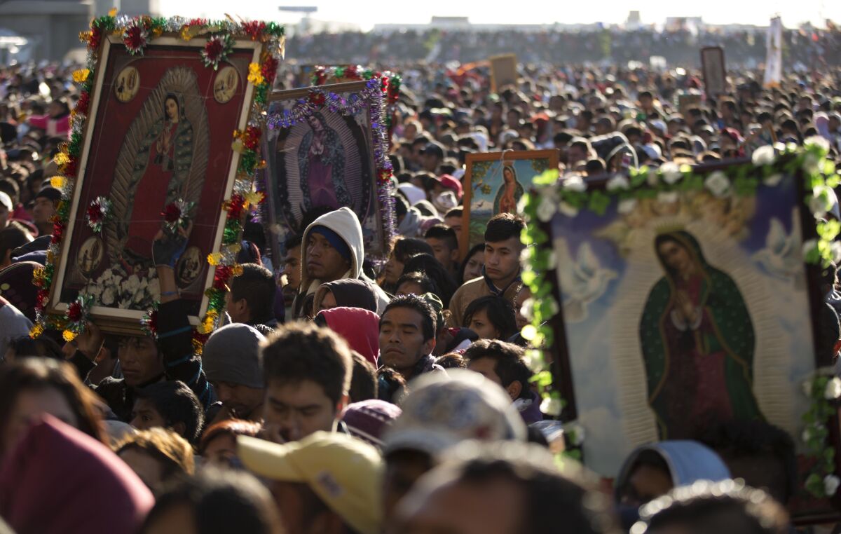 ARCHIVO - Peregrinos esperan su turno para entrar a la Basílica de Guadalupe, en Ciudad de México