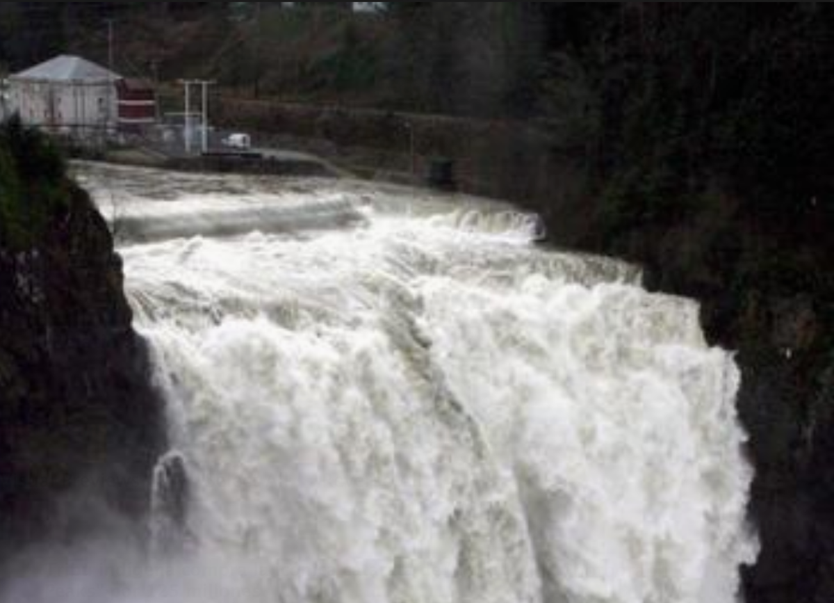 Las fuertes lluvias convirtieron el río Snoqualmie en una escena salvaje en el área de Snoqualmie Falls el viernes 30 de enero de 2004. El pintoresco río, al este de Seattle, proviene de la nieve derretida en las montañas. EPA/Barry Sweet/Archivo