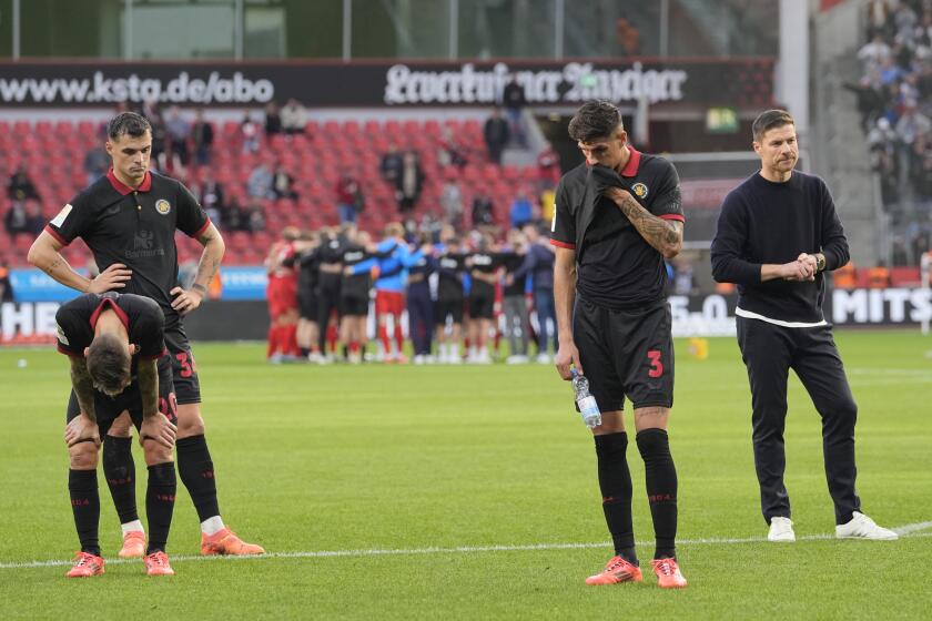 El técnico del Bayer Leverkusen Xabi Alonso junto a sus consternados jugadores tras empatar con el Holstein Klein en la Bundesliga el sábado 5 de octubre del 2024. (AP Foto/Martin Meissner)