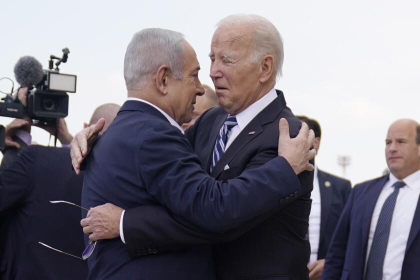 ARCHIVO - El presidente Joe Biden es recibido por el primer ministro israelí, Benjamin Netanyahu, después de llegar al Aeropuerto Internacional Ben Gurion, el 18 de octubre de 2023, en Tel Aviv. (Foto AP/Evan Vucci, archivo)