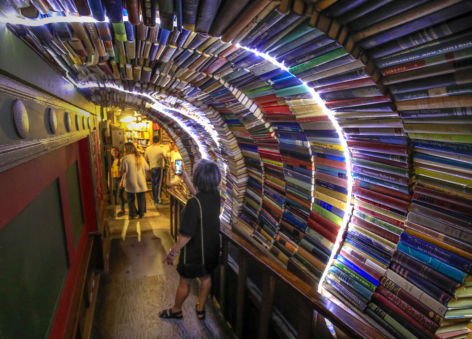 Last Bookstore'da ikinci kattaki kitap tüneli ve labirent alanı 