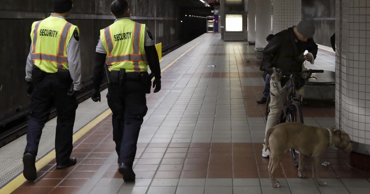 Un homme blessé par une attaque à la machette à la station de métro Chatsworth dépose une plainte contre LA