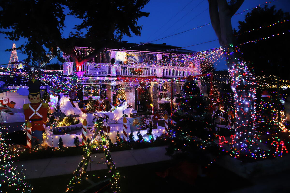 Fountain Valley goes festive with holiday home decorating contest - Los ...