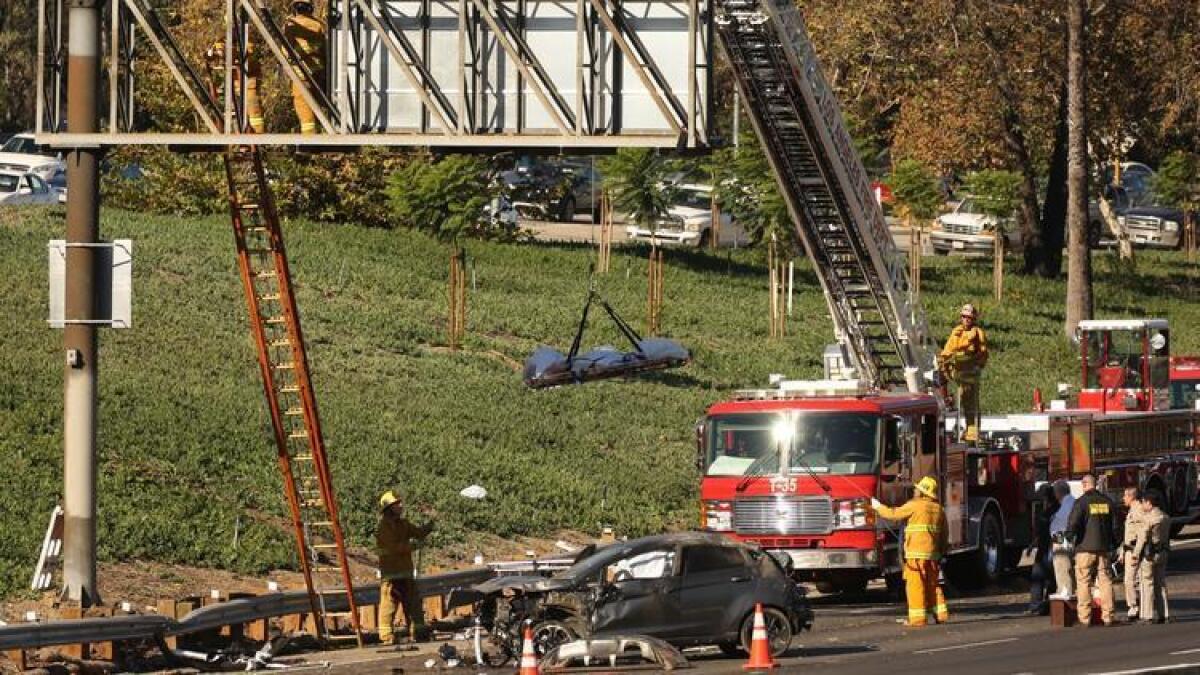 Los bomberos se vieron obligados a usar un camión equipado con escaleras, para recuperarel cadáver del hombre de 20 años de edad que se estrelló contra la señal de tráfico el viernes por la mañana.