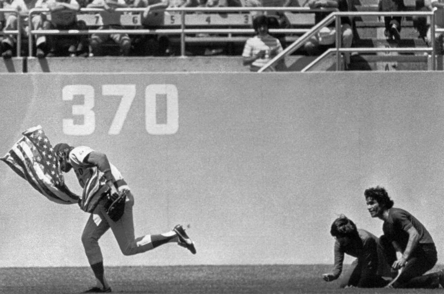 Rick Monday celebrates flag-saving moment 40 years ago in Dodger Stadium  outfield - Los Angeles Times